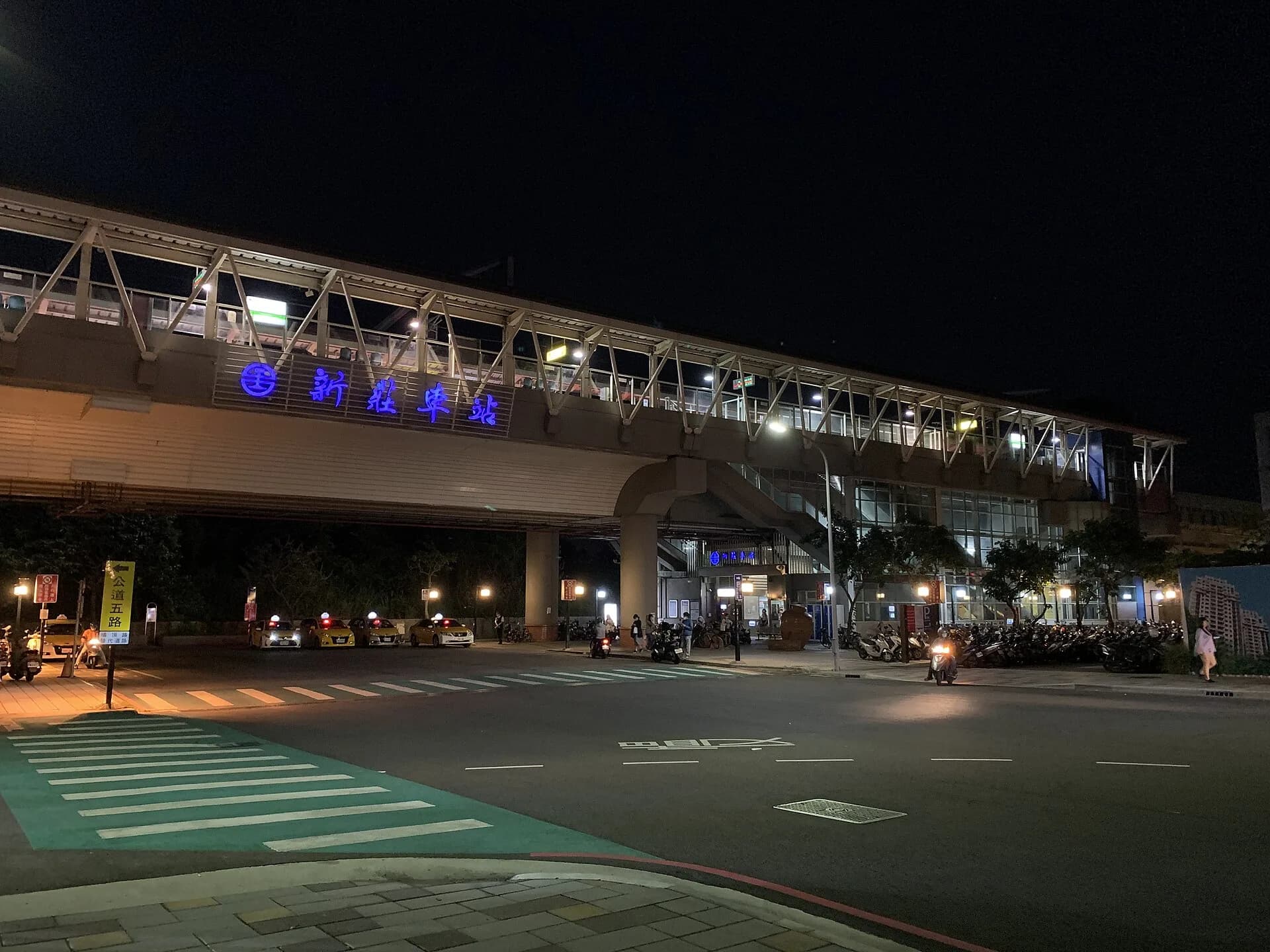 新竹市新莊車站夜間照明、站前道路與周邊街廓
