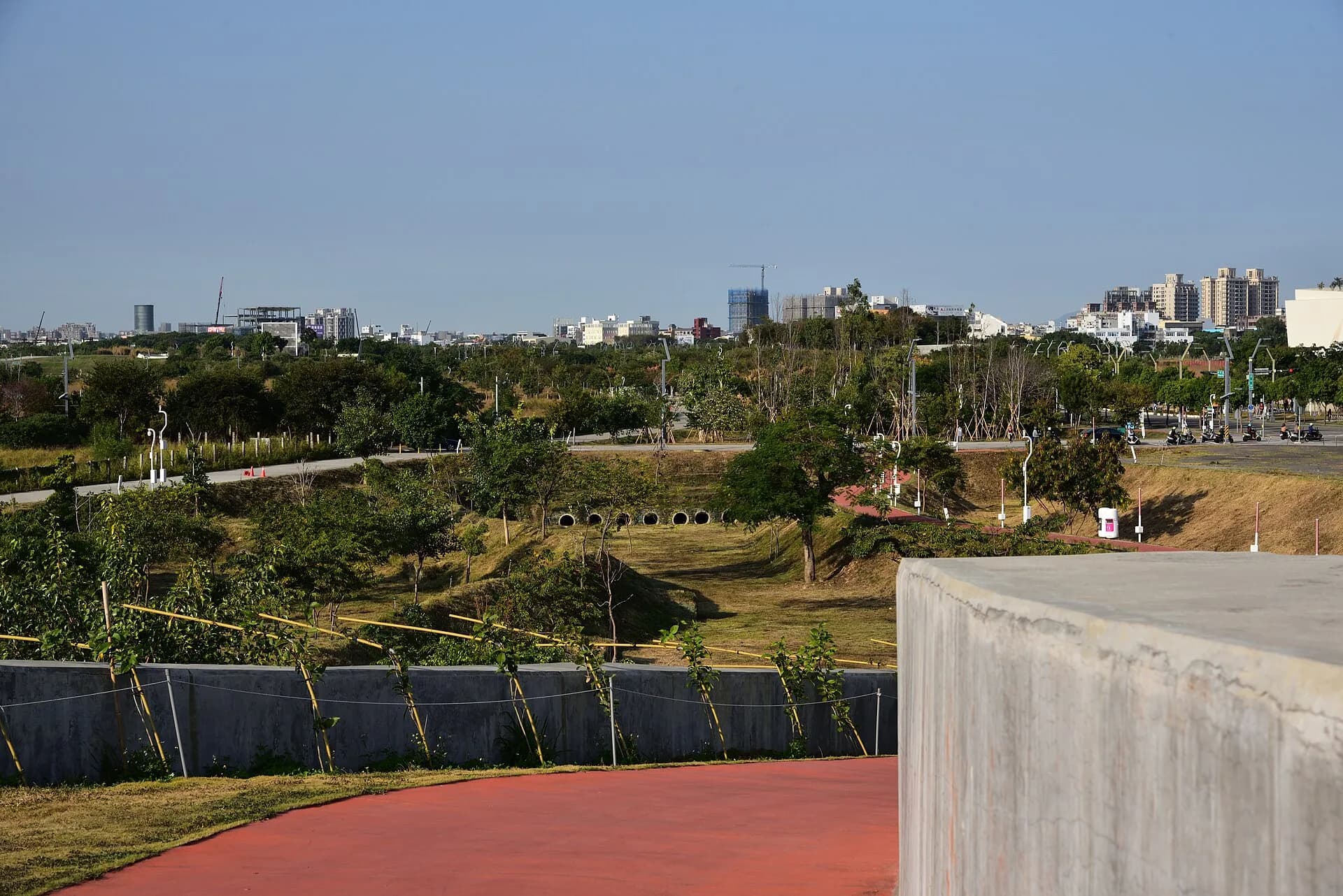 臺中中央公園、水湳周邊綠地步道與遠方城市建築