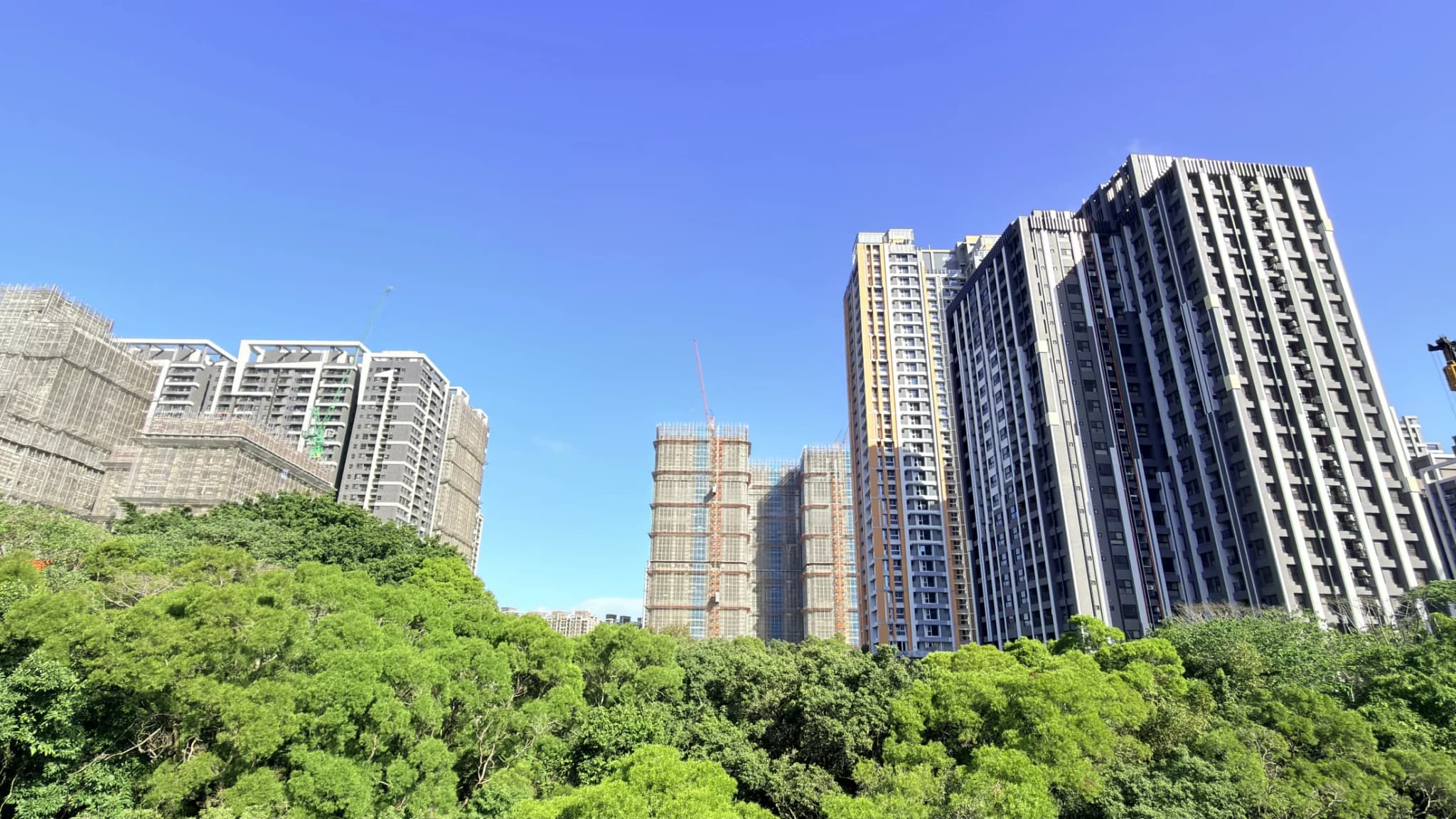 A7 重劃區住宅建築與大片綠帶在晴空下相互交織