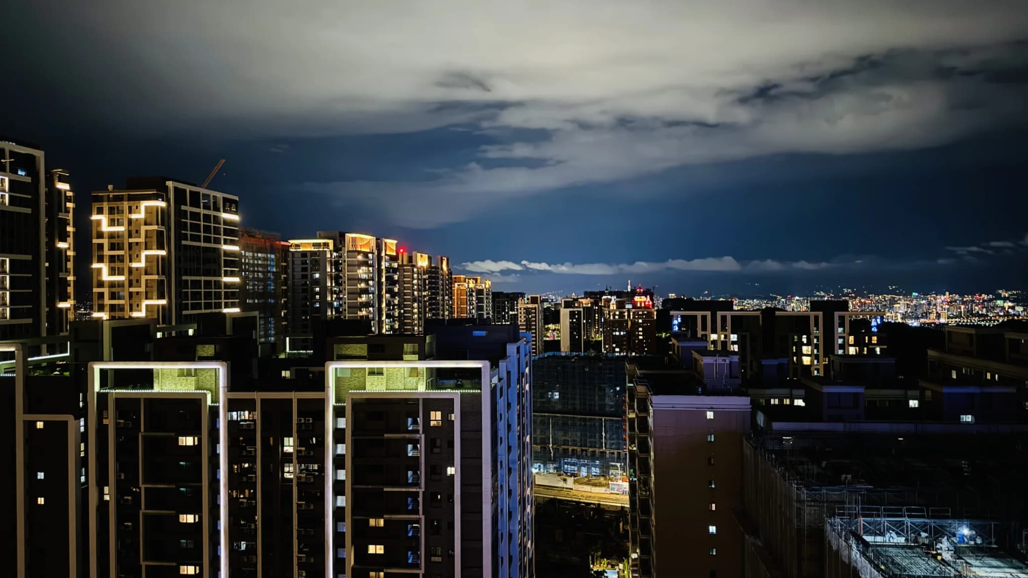A7 重劃區入夜後的住宅天際線與遠方城市燈火
