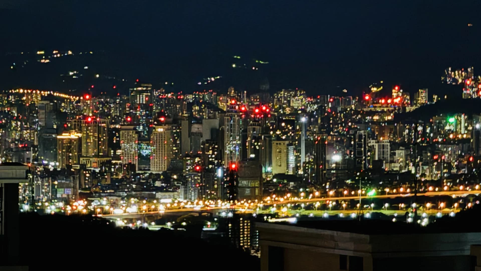 夜色下的新北板橋城市天際線與河岸燈光