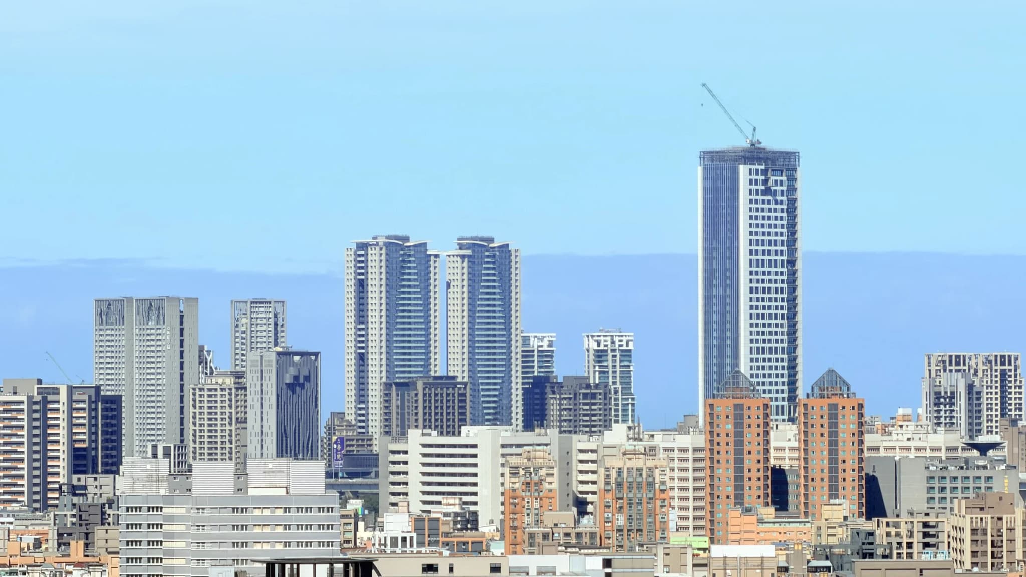 晴空下的林口住宅天際線與成熟城市街廓